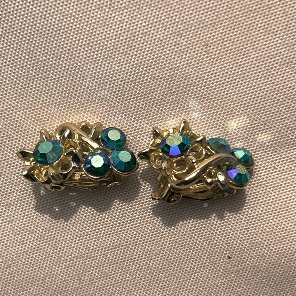 Vintage Signed Coro Gold Tone Prong Set Faceted Crystal Clip On Earrings AB